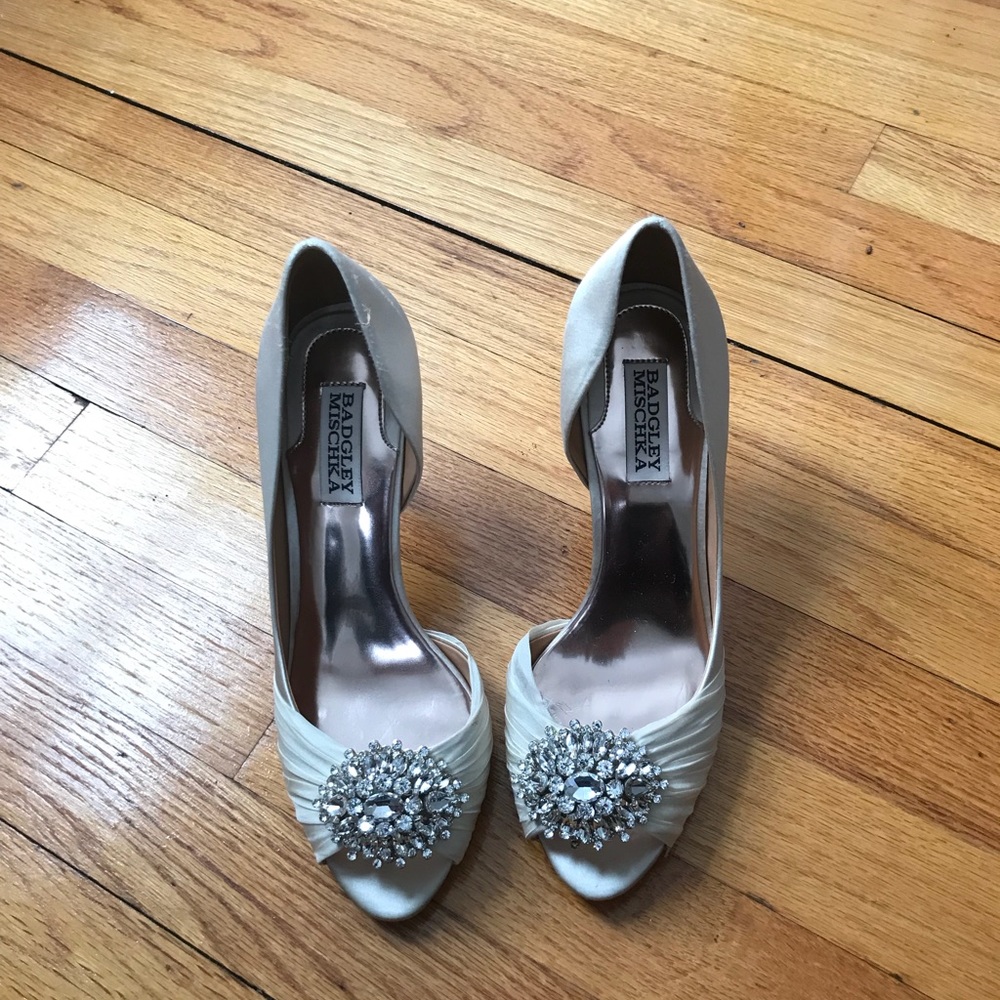 Badgley Mischka Pearson cream jeweled pump